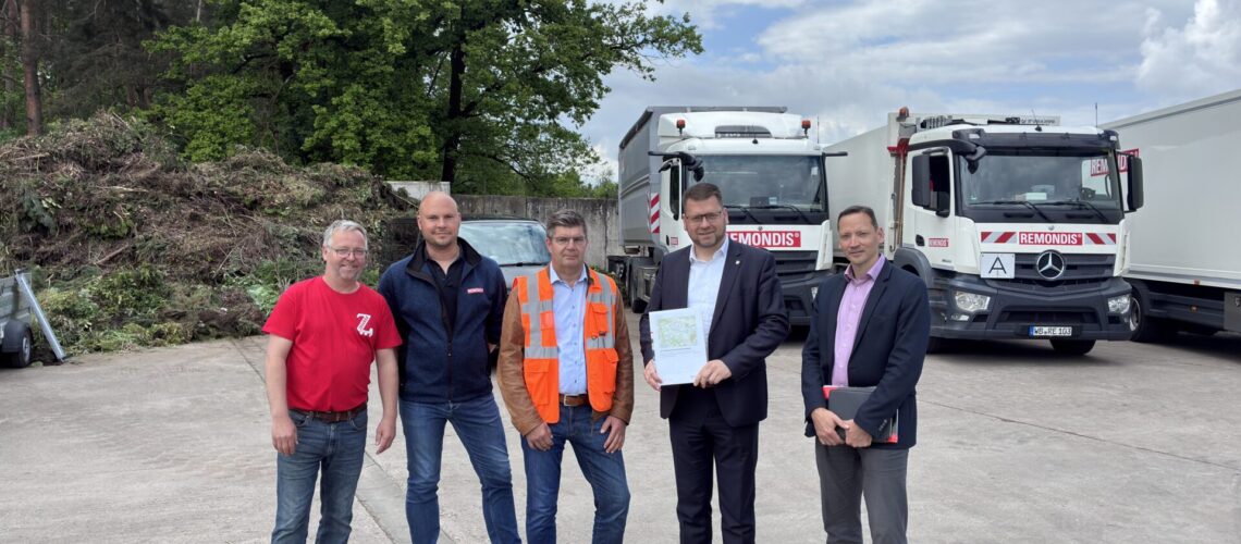 Ronny Zegarek, Sebastian Otter, Mario Fromm (beide Remondis), Landrat Christian Tylsch und Fachdienstleiter Heiko Tschetschorke informieren über die Änderungen bei der Abfallentsorgung ab 1. Juli.