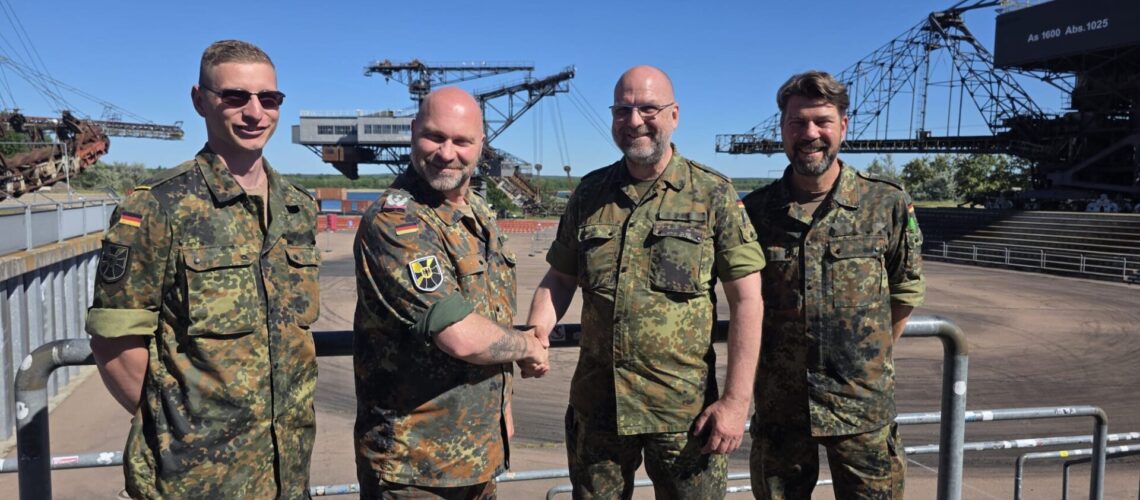 Major d.R. David W., Oberstleutnant Henry Seeber, Oberstleutnant Rico Jurk und Oberfeldveterinär d.R. Kai-Uwe A. bei der kommissarischen Übergabe der Führung des Kreisverbindungskommandos Wittenberg.