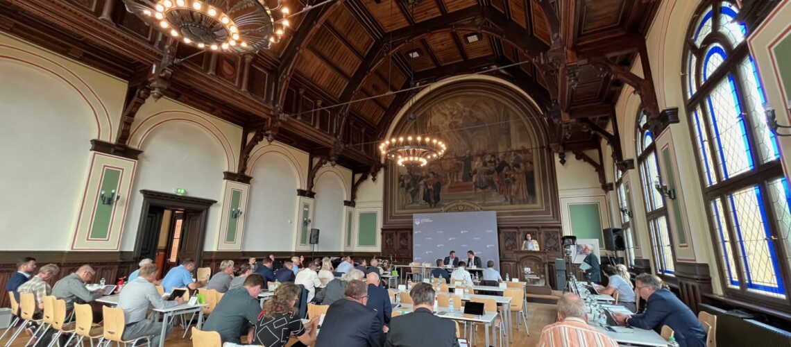 Der Kreistag des Landkreises Wittenberg tagt in der Aula des Hauses Melanchthon.