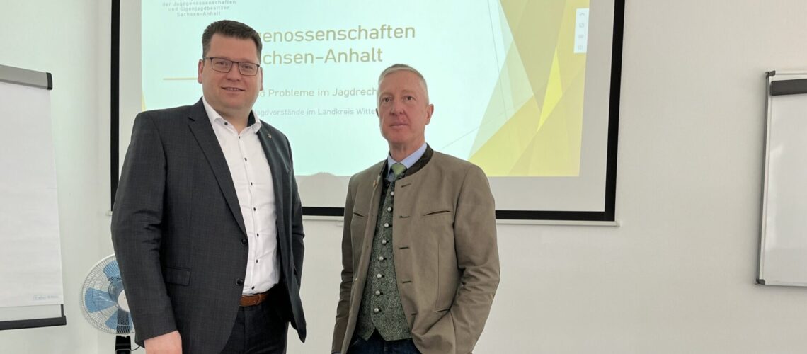 Landrat Christian Tylsch und Rechtsanwalt Hartmut Meyer, Vorsitzender der Arbeitsgemeinschaft der Jagdgenossenschaften und Eigenjagdbesitzer Sachsen-Anhalt