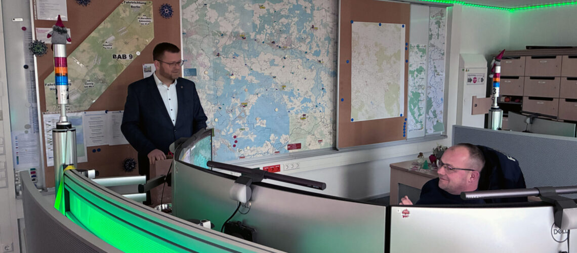 Landrat Christian Tylsch besuchte am Heiligabend 2025 wieder die Integrierte Leitstelle.