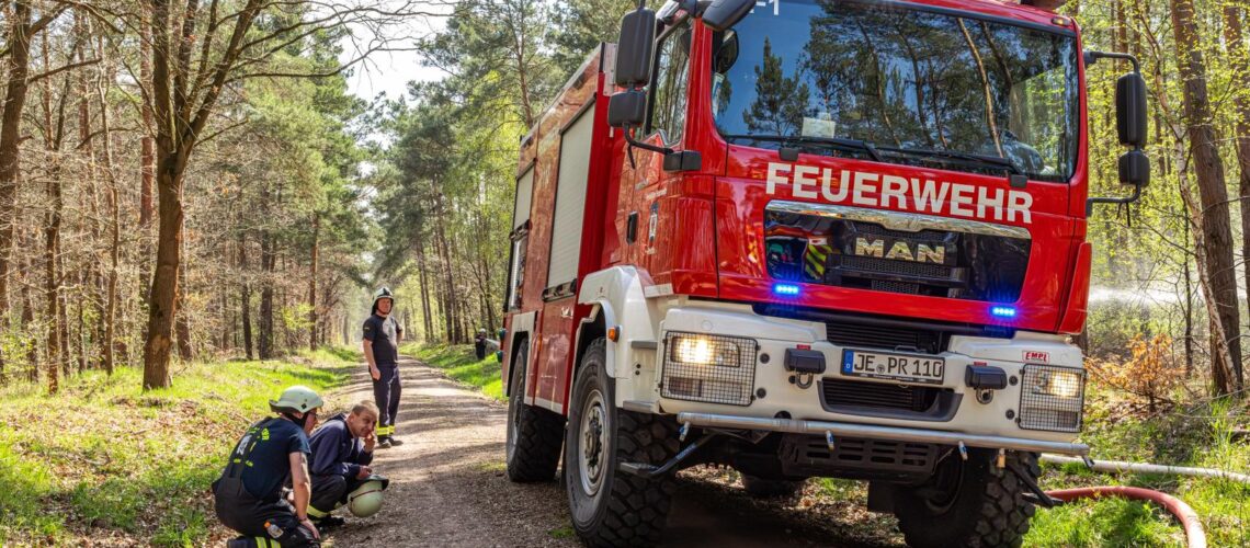 Übung des Löschverbandes Ost in der Mosigkauer Heide: Einsatzkräfte trainieren die Riegelstellung zur Eindämmung eines angenommenen Waldbrandes. Fotos: Marvin Möbius (www.instagram.com/marvin.m.fotografie/)