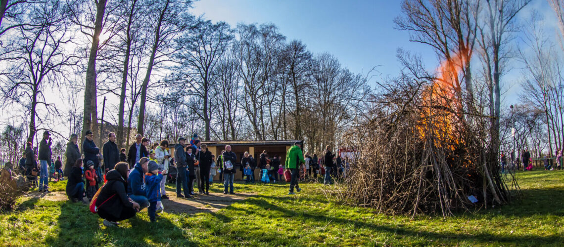 An der Vehsenmühle in Gräfenhainichen suchen Kinder nach Ostereiern. Dazu gibt es ein Osterfeuer. Foto: Alexander Baumbach