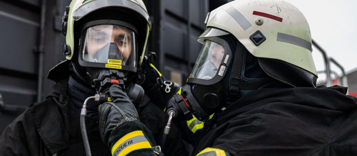 Feuerwehr im Landkreis Wittenberg trainiert den Innenangriff unter realistischen Bedingungen: Heißbrandausbildung im Brandcontainer stärkt Sicherheit, Taktik und Einsatzroutine.