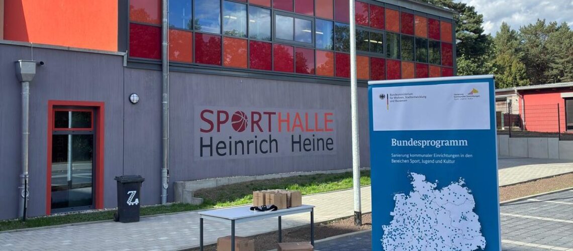 Eine neu gebaute Turnhalle