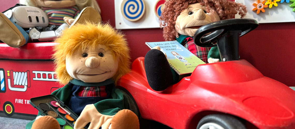 Puppen und Spielzeug