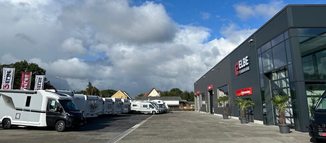 links im Bild stehen WOhnmbile, rechts ist die neue Halle der Firma Elbe Caravan zu sehen.