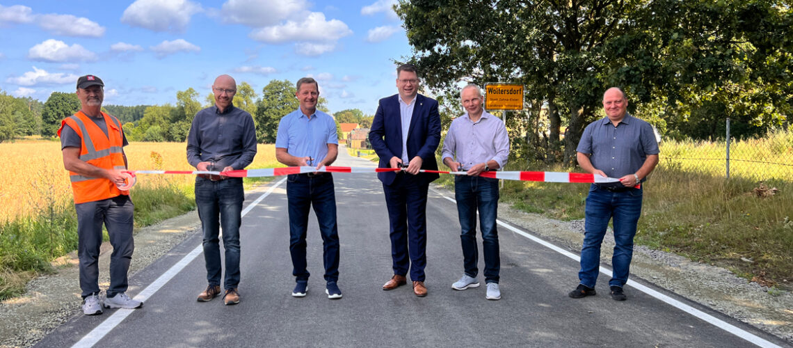Dirk Lajewski (Bauleiter Fa. KEMNA Bau Ost GmbH & Co. KG Leipzig), Christian Scholz (Fa. KEMNA Bau Ost GmbH & Co. KG Leipzig), Bürgermeister Stadt Zahna-Elster Peter Müller, Landrat Christian Tylsch, Frank Brettschneider (Vorsitzender des Bauausschusse) und Torsten Appelt (Geschäftsführer Tiefbau GmbH Jessen) durch trennen das Abspeerband