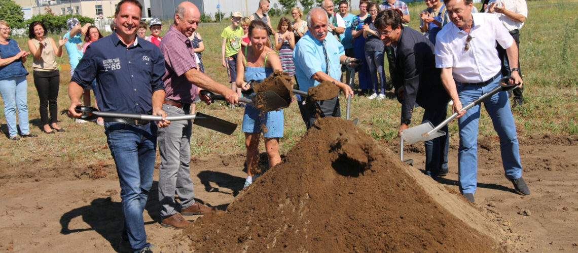 v. links: Maik Pinnig Geschäftsführer Bauunion Wittenberg GmbH, Peter Arndt Geschäftsführer zbo Bau GmbH Jessen, Nadine Helwig Lehrerin, Jürgen Dannenberg Landrat, Tilo Feldmann Architekturbüro Feldmann Zerbst und Michael Jahn Bürgermeister der Stadt Jessen