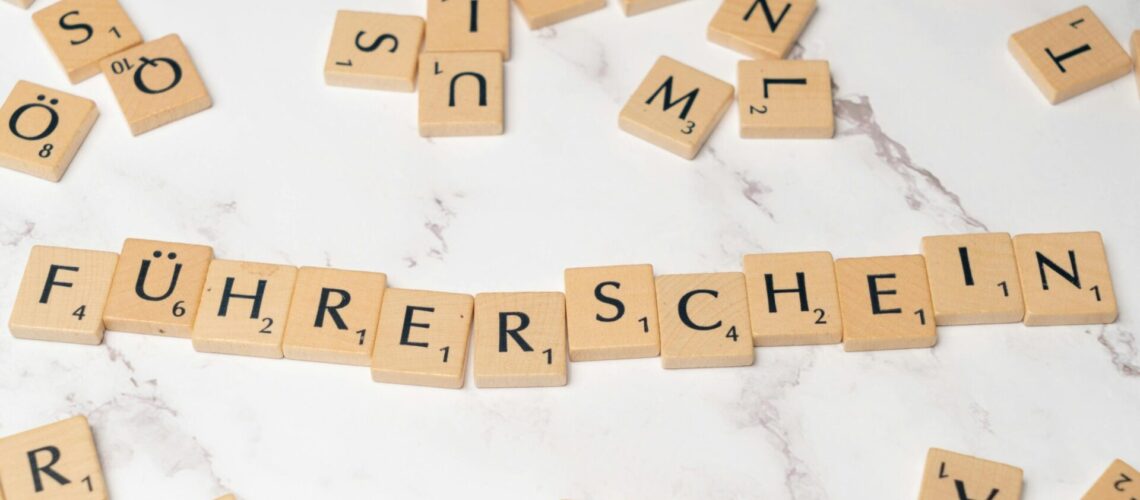 Aus Buchstaben wurde das Wort Führerschein gelegt.
