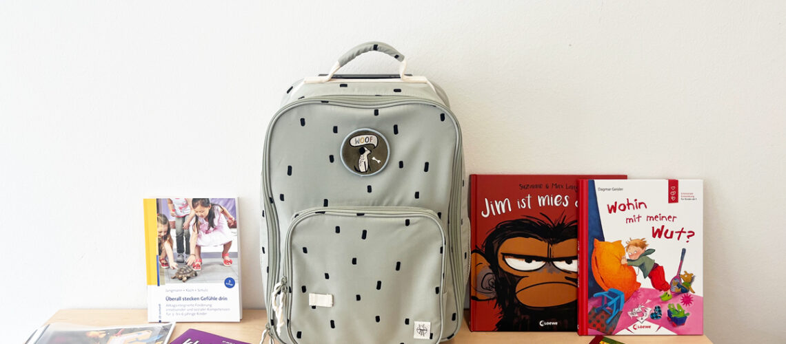 Rucksack mit verschiedenen Materialien zum Thema Gefühle