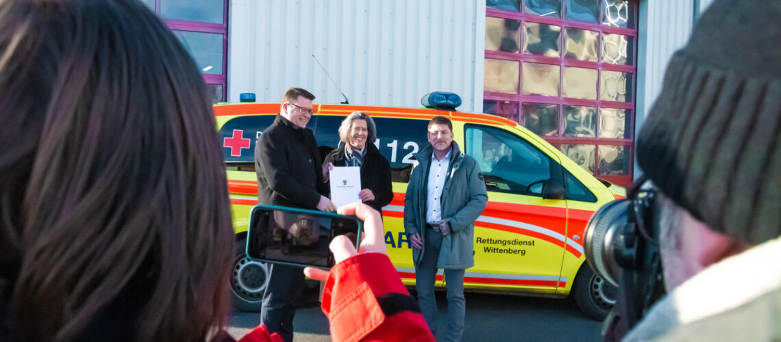 Landrat Christian Tylsch, Innenministerin Dr. Tamara Zieschang und DRK-Geschäftsführer Karsten Pfannkuch stellen bei einer Pressekonferenz im Fachdienst Brand- und Katastrophenschutz und Rettungsdienst der Kreisverwaltung Wittenberg das neue Konzept zum Gemeindenotfallsanitäter im Landkreis Wittenberg vor.