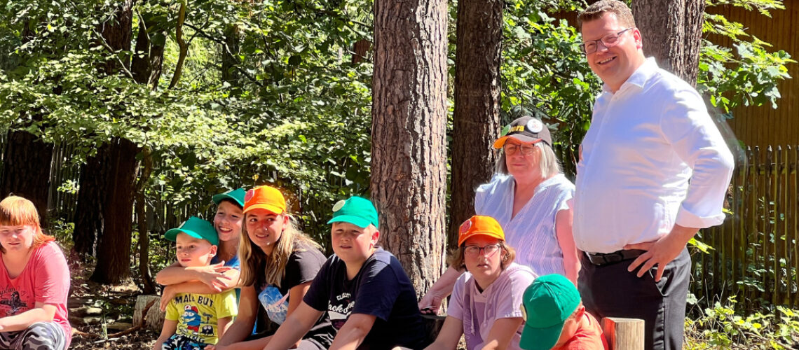 Kinder vom Feriencamp und Landrat Christan Tylsch
