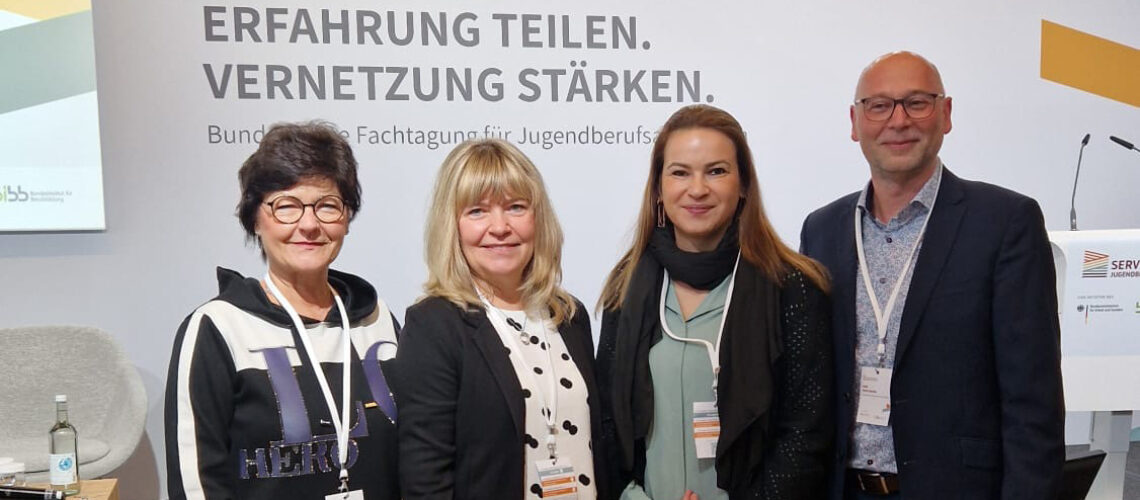 Fr. Richter, Fr. Rohrbeck, Fr. Fritzsche und Hr. Prochnow stehen vor der Messewand der Servicestelle Jugendberufsagentur