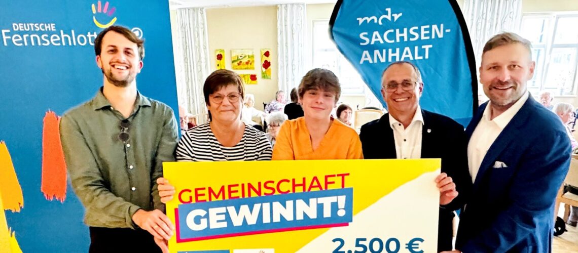 Schulleiter Pascal Rath, Carmen Apelt, Vorstandsmitglied des Fördervereins der Ganztagsschule „Ernestine Reiske“; Alex Brunk, ehemaliger Schüler der Ganztagsschule undaktuell Praktikant in der AWO-Seniorenresidenz ´Marie Juchacz`, Dr. Jörg Hartmann, stellvertretender Landrat des Landkreises Wittenberg & Stephan Masch, Repräsentant der Deutschen Fernsehlotterie bei der symbolischen Scheckübergabe der Gewinnsumme in Kemberg.