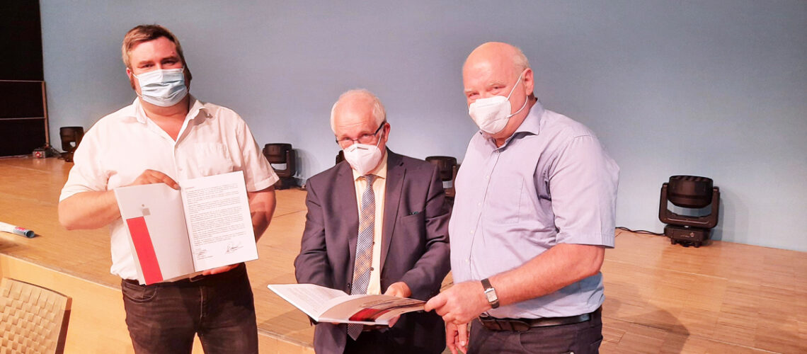 Kreistagsvorsitzender Enrico Schillung, Landrat Jürgen Dannenberg und Josef Bühler zeigen das Integrierte Regionale Entwicklungskonzept 2030