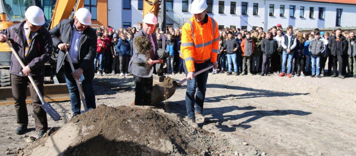 v. links: Schulleiter Roland Franke, Bürgermeister Enrico Schilling, Landrat Jürgen Dannenberg und Oberbauleiter der Bau- und Haustechnik GmbH Christian Palkies