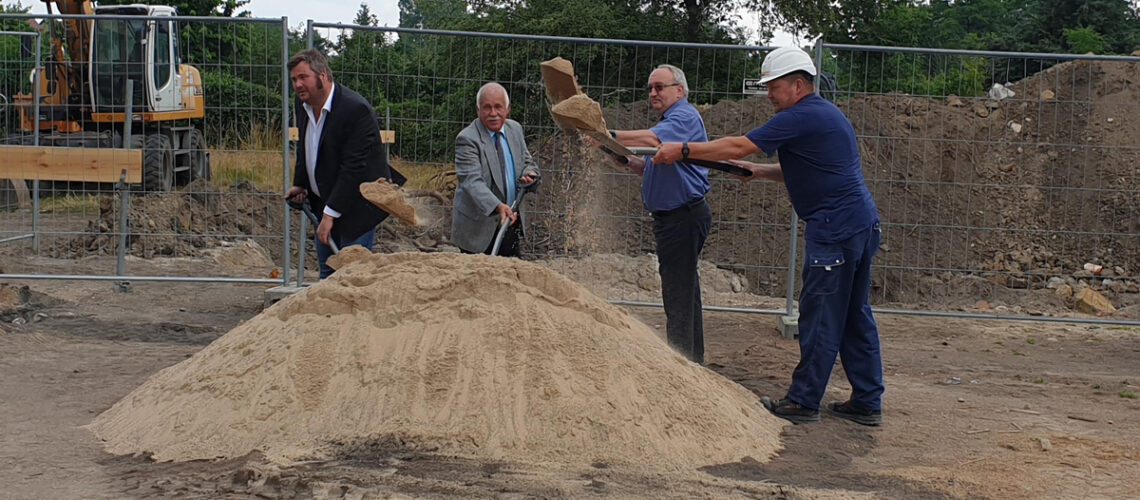 v.l.n.r.: Landrat Jürgen Dannenberg, Bürgermeister Enrico Schilling, Schulleiter Roland Franke und Polier Dieter Pietzner (Bauunion Wittenberg GmbH)