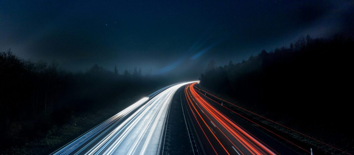 Autobahn bei Nacht