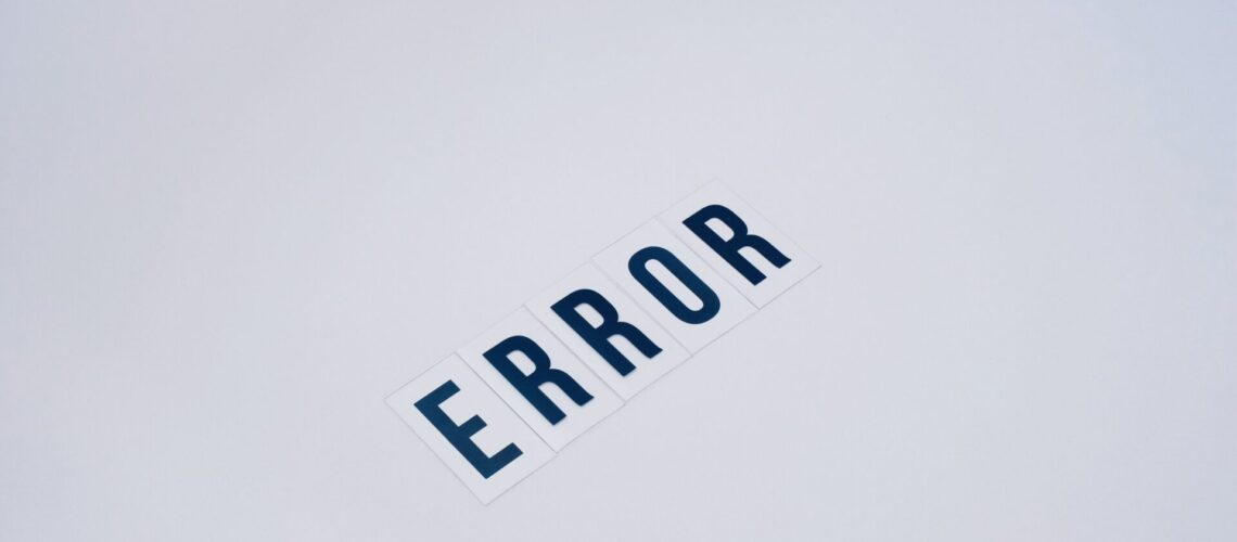 Papierschnipsel bilden das Wort "Error"