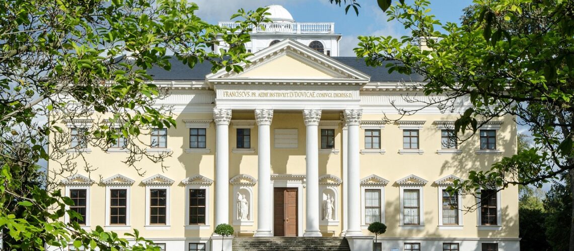 Schloss Wörlitz hinter Bäumen