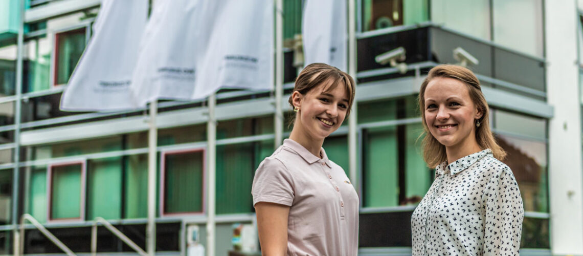 Mette Golembek (li.) und Lydia Klingner vor der Kreisverwaltung Wittenberg