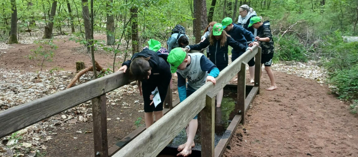 Schlammpfad mit Kindern