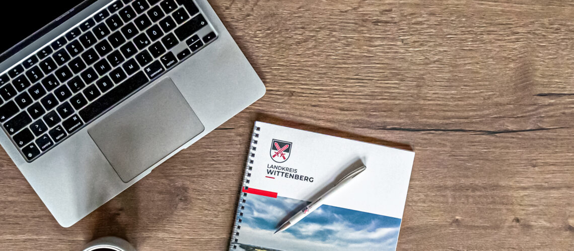 Schreibtisch Laptop und Büromaterial des Landkreises Wittenberg