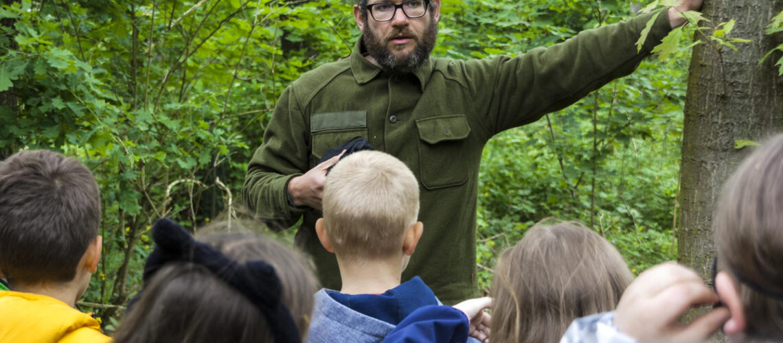 Wildnispädagogischen-Projekttage mit den 3ten und 4ten Klassen der Diesterweg GS Wittenberg - Schüler und Schülerinnen hören den Förster zu