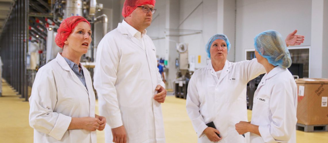 Besuch der Wittenberger Bäckerei GmbH durch Landrat Christian Tylsch und Anne-Marie Richter